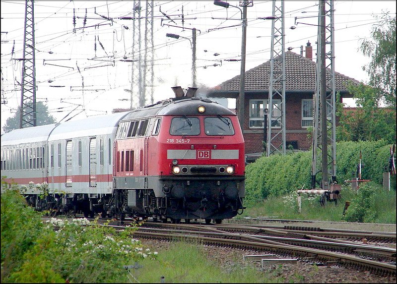 218 345-7 mit IC1961, hat den Hbf Stralsund verlassen und weiter geht es nach Heringsdorf. ( am 19.05.07 ) 