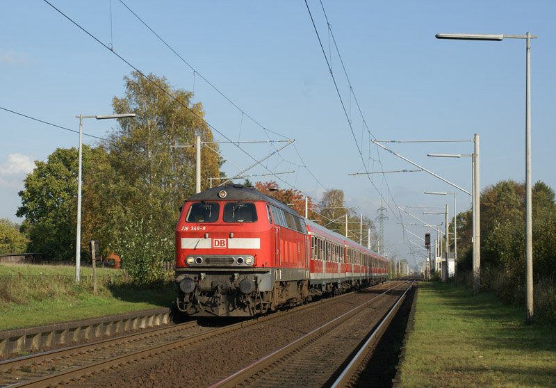 218 349-9 steht am 25.10.2008 in Kupfermhle zur Abfahrt als RB nach Hamburg Hbf bereit.