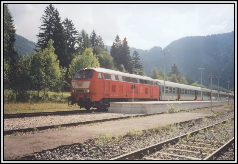218 350 wartet mit einem Regionalzug auf die Abfahrt nach Mnchen. Aufgenommen im Sommer 2000 im Bahnhof Bayrischzell.