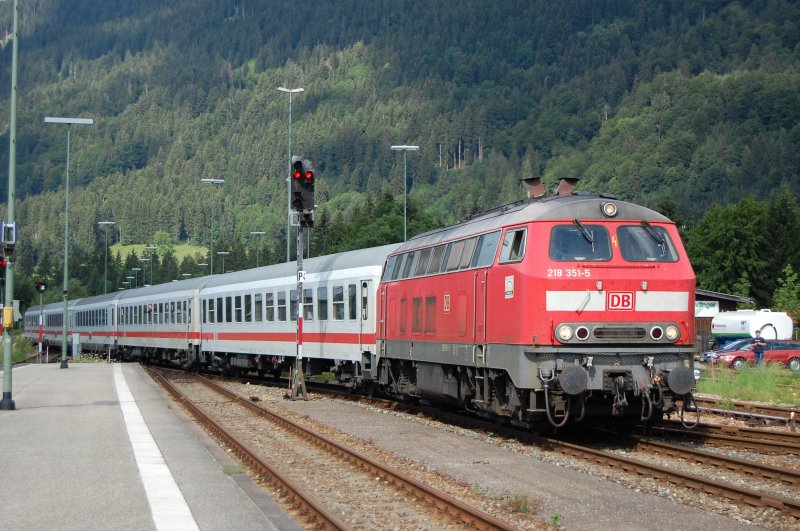 218 351-5 fuhr am Nachmittag des 30.07.07 mit dem IC 2084  Nebelhorn  aus Augsburg HBF, jedenfals mit Kurswagen aus Hamburg in den Oberstdorfer Bahnhof ein.