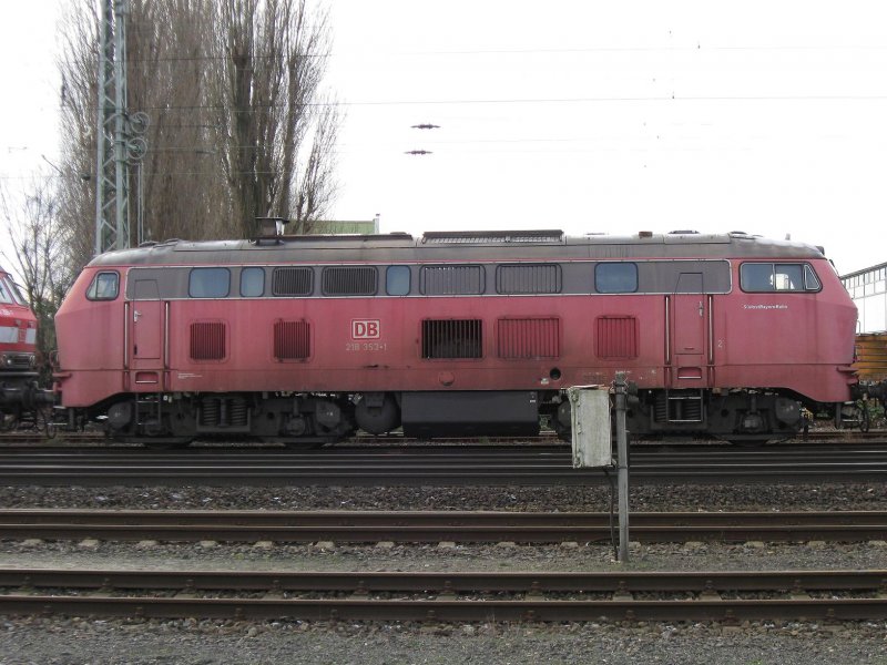 218 353-1 (SdostBayernBahn, orientrot) im Lokzug der 24 z-gestellten Maschinen in Bremen-Sebaldsbrck. (Foto: 27.12.2008)
