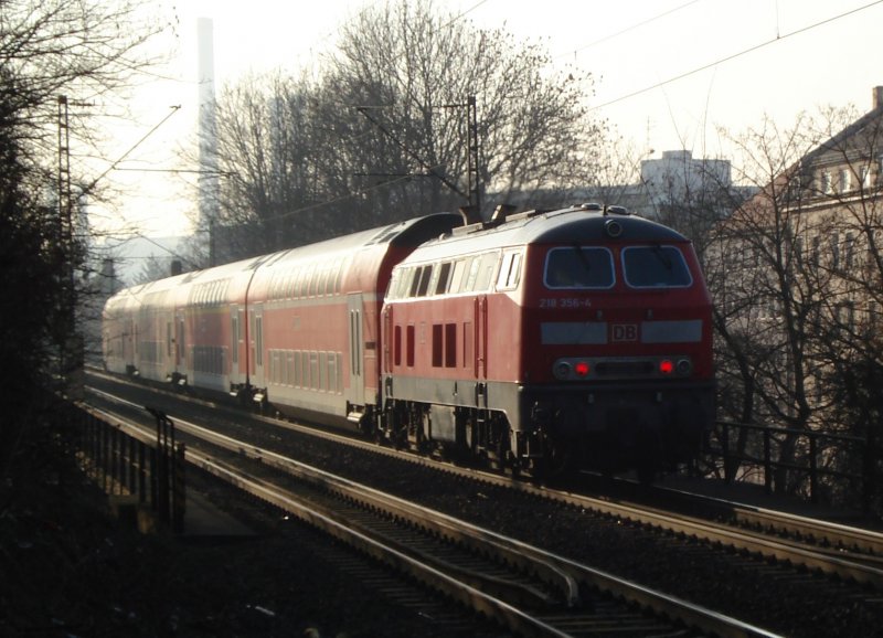 218 356-4 schiebt ihren RE aus Mhldorf am Nachmittag des 04.02.09 ber die Eisenbahnberfhrung am Kolumbusplatz in Mnchen. 
