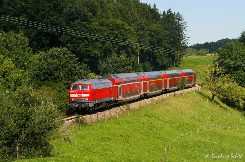 218 356 mit RB27085 kurz vor dem Einfahrvorsignal von Tittmoning-Wiesmhl (KBS 945 Sd) im August