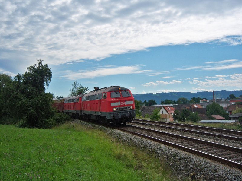 218 358 und 218 359 rollen mit einem Arlberumleiter aus dem Allgu kommend hinunter zum Bodensee nach Lindau.
19.8.2008
