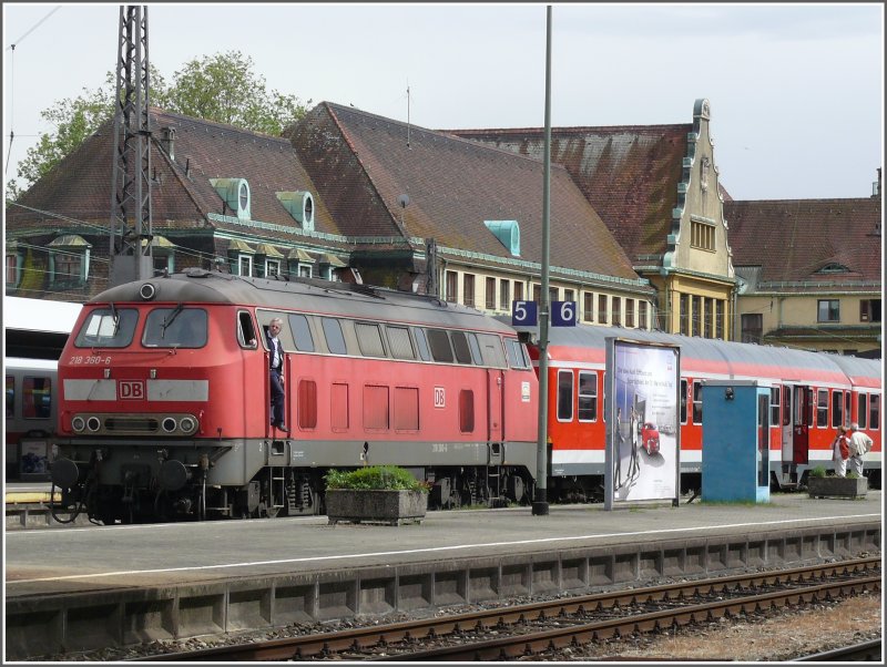 218 360-6 mit IRE 4210 nach Ulm vor der Abfahrt in Lindau. Der Lokfhrer scheint auch die drckende Hitze zu spren. (26.05.2008)