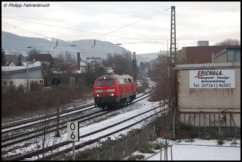 218 360-6 passiert gerade Kilometer 0,6 der Brenzbahn (KBS 757) und erreicht gleich den Aalener Bahnhof, aufgenommen am 29.12.07.