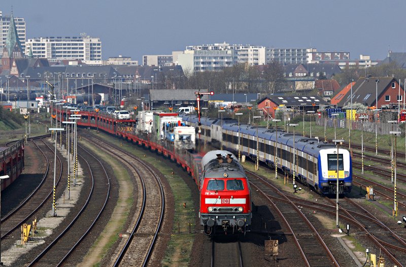 218 362-2 und eine weitere 218er ziehen am 15.04.2009 einen Autozug aus dem Westerlnder Bahnhof nach Niebll.