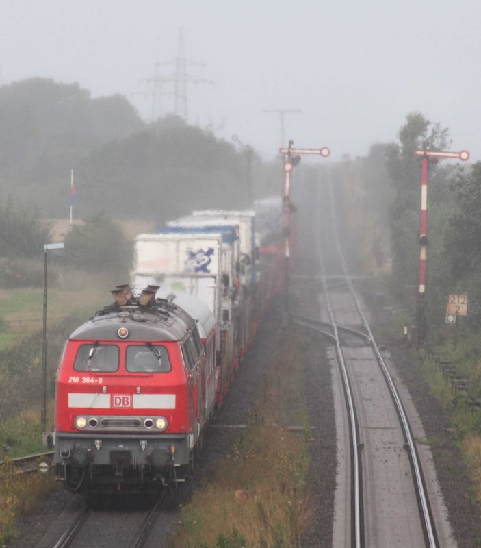 218 364 mit einem Autozug am 12.8.2009 im Bahnhof Klanxbll