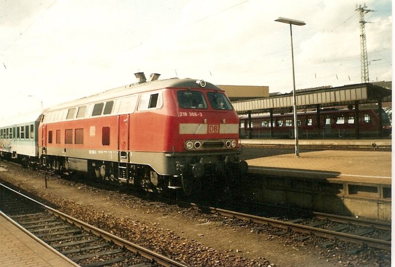 218 366 mit einer Regionalbahn im August 2000 in Saarbrcken Hbf.