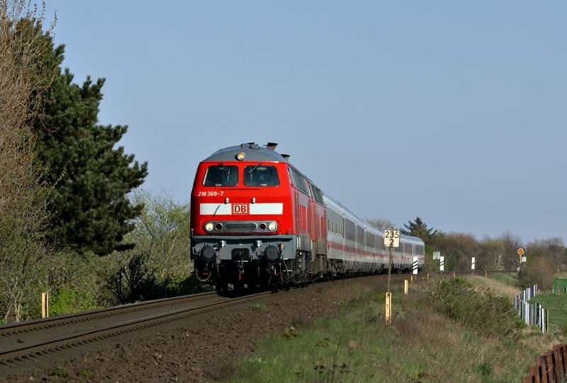 218 369-2 und 218 213-7 am 18.04.2009 mit IC 2310 nach Westerland/Sylt  bei Tinnum.