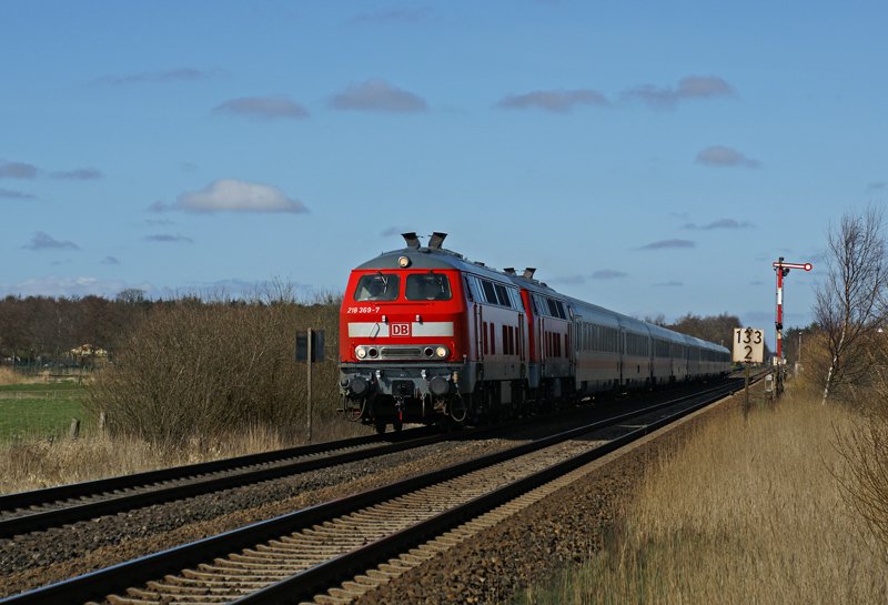 218 369-7 und eine unbekannte 218er mit einem IC Richtung Hamburg am 05.04.2009 kurz nach dem Passieren der Blockstelle Wittenwurth.