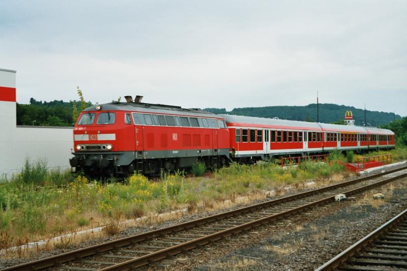 218 369 mit RB 23871 bei der Einfahrt in Zweibrcken.