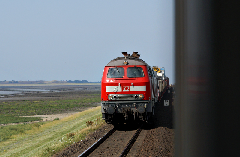 218 371-2 und eine Schwesterlokomotive ziehen am 6.08.2009 einen Autozug auf dem so genannten Hindenburgdamm gen Niebll.