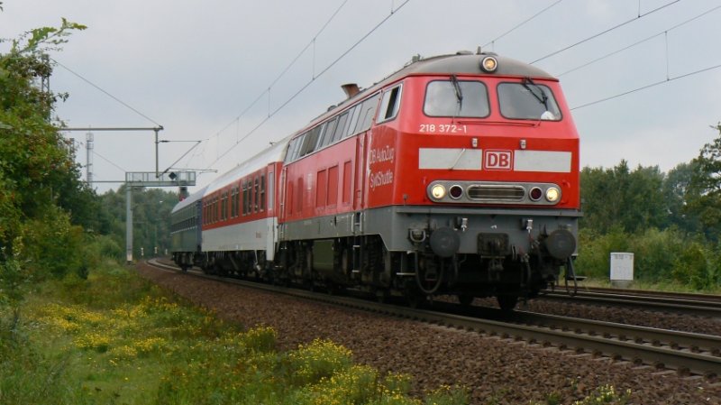 218 372 von DB AutoZug Sylt-Shuttles mit zwei Nachtzugwagen in Ashausen bei Hamburg.