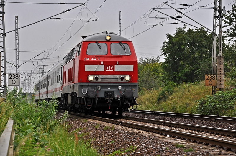 218 374 mit seinem sehr langem IC nach Heringsdorf am 21.08.09 Stralsund/Abzwg Srg