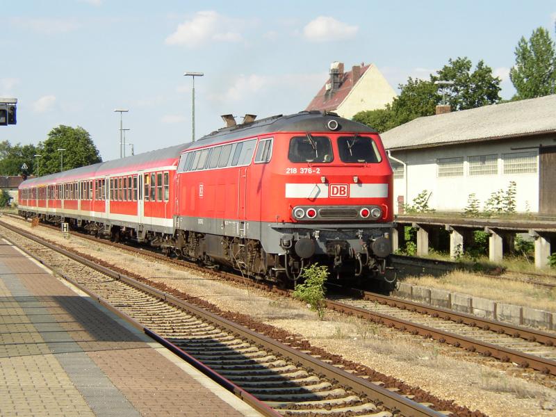 218 376 fhrt mit RE 21215 aus dem Bahnhof Buchloe in Richtung Mnchen aus.