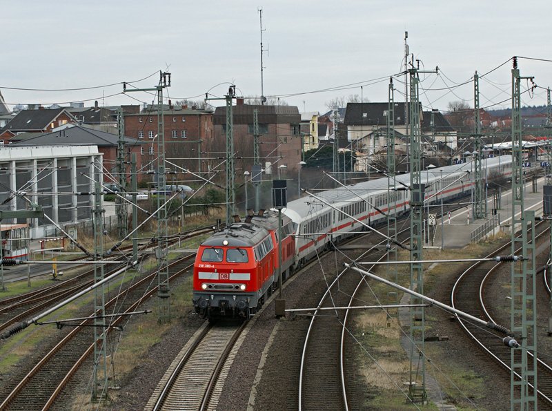218 380-4 und eine weitere 218 ziehen am 31.01.2009 einen IC nach Westerland, hier bei der Ausfahrt aus dem Bahnhof von Itzehoe.
