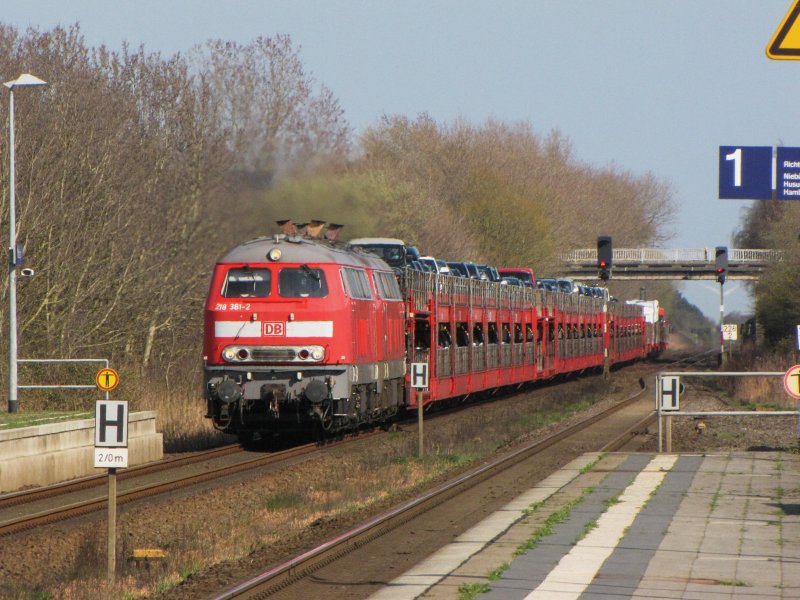 218 381 und 218 342 mit einem Autozug von Niebll nach Westerland am 10.04.09 in Morsum.