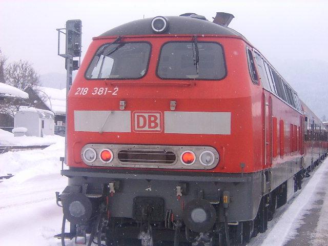 218 381 wartet mit einem RE in Oberstdorf am 17.02.2005 auf die Abfahrt