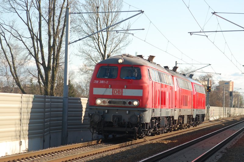218 381 und zwei weitere auf der Hamburger Gterumgehungsbahn in Hhe der Horner Marsch ( 19.03.2009 )