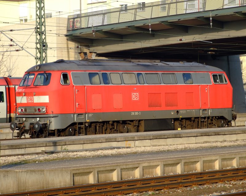 218 385 hat gerade den RE 454 von Prag nach M�nchen an eine 111 weitergegeben und befindet sich nun auf dem Weg zum Abstellgleis. 17.20.2007 Regensburg Hbf.