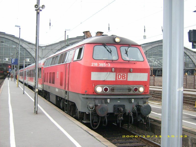 218 385 steht am 11.12.06 im Leipziger Hauptbahnhof. Sie bespannte den Vier-L�nder-Express, welcher mitlerweile ja wieder Geschichte ist.