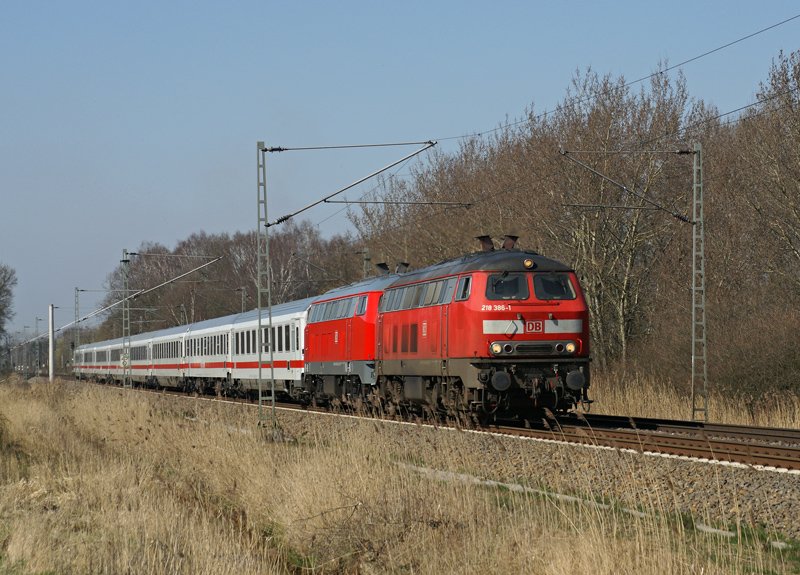 218 386-1 und 218 385-3 am 03.04.2009 mit einem IC Richtung Hamburg bei Tornesch.
