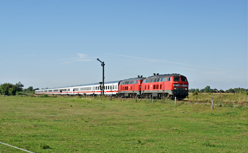 218 386-1 und 218 397-8 am 6.08.2009 mit einem IC Richtung Sden in Risum-Lindholm.