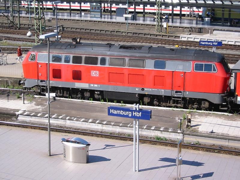 218 386 am 12.07.2005 im Hauptbahnhof Hamburg.