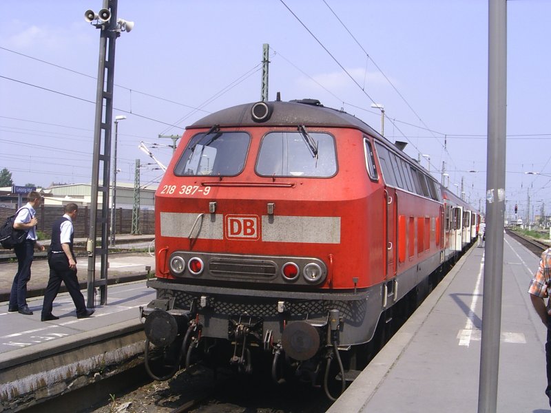 218 387 und eine Schwester-Maschine (Zugspitze) mit RE ( VierLnderExpress ) in Leipzig Hbf, 22.5.07. Gestrichen im Dezember 2007 war diese Linie die letzte in Sachsen, die planmig mit Dieselloks betrieben wurde.
