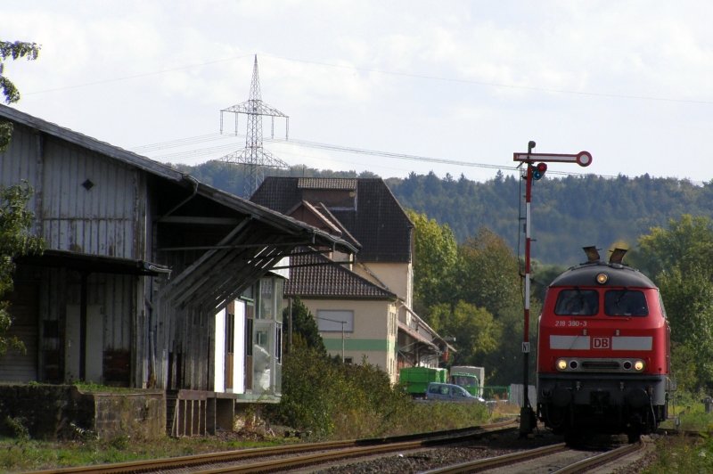218 390 fhrt am 29.09.07 in den Bahnhof Meckesheim ein.