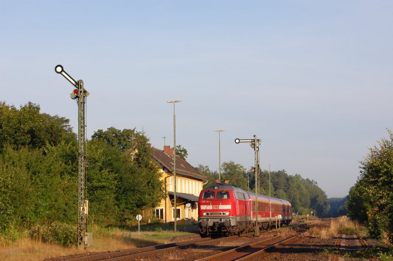 218 390 mit RE 351 am Morgen des 17.07.2009 in Frehls. Anmerkung: Der Wagenzug bestand aus 3 Aimz!!