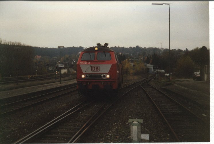 218 392-9 beim Umsetzen im Bahnhof Freudenstadt im November 2000.