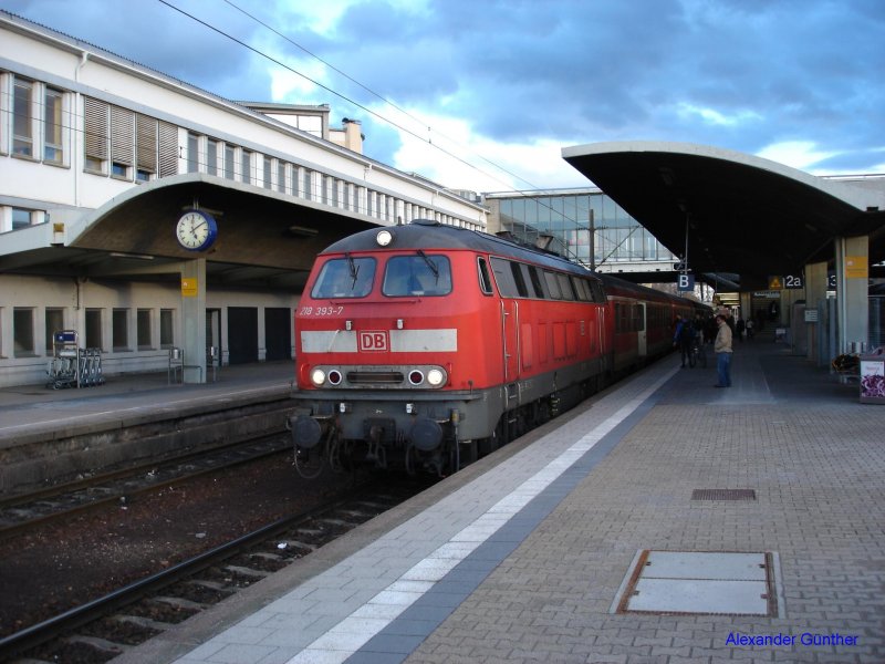 218 393-7 ist am 18.02.2006 soeben mit dem RE von Heilbronn Hbf in Heidelberg Hbf eingefahren und wird nach kurzem Aufenthalt weiter nach Mannheim Hbf fahren.