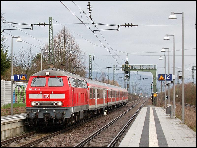 218 393 raste am 03.04.2006 mit RE 4838(?) von Heilbronn nach Mannheim am Haken durch Mannheim-Friedrichsfeld Sd.