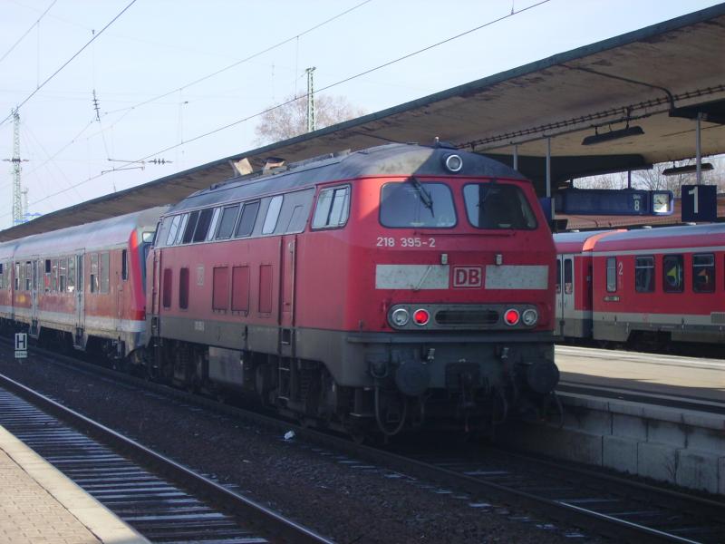 218 395 schiebt den von 218 298 gefhrten Sonderzug am 27.2.06 aus Worms.
