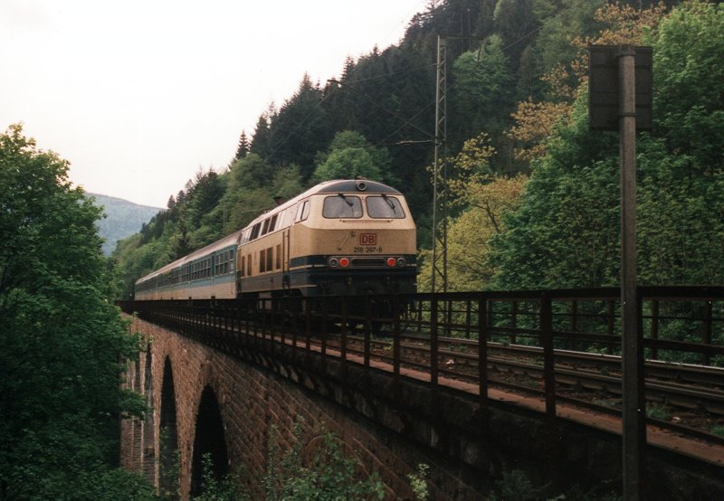 218 397-8 vor D-Zug nach Mnchen am 9.5.1999 auf dem Ravennaviadukt.