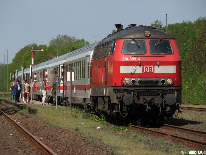 218 399-4 steht am 9.5.08 mit dem Bundeswehr-IC 1931 im Bahnhof Munster(rtze)