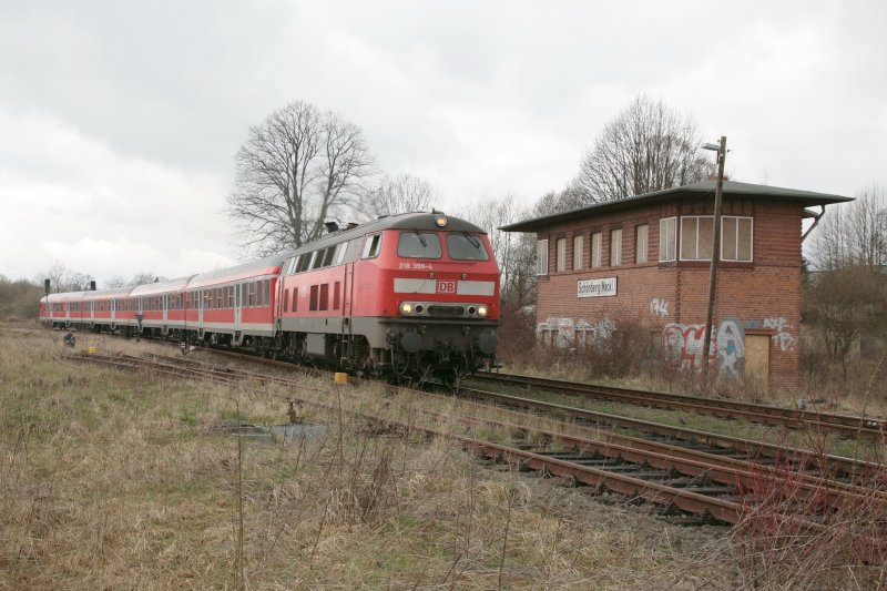218 399-4 zieht die Regionalbahn von Kiel nach Bad Kleinen hier am ehemaligen Stellwerk in Schnberg vorbei. 25.03.2008