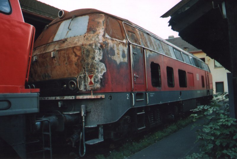 218-3xx (aus Regensburg) steht hier, etwas angekogelt, in Nrnberg. Oktober 2006  