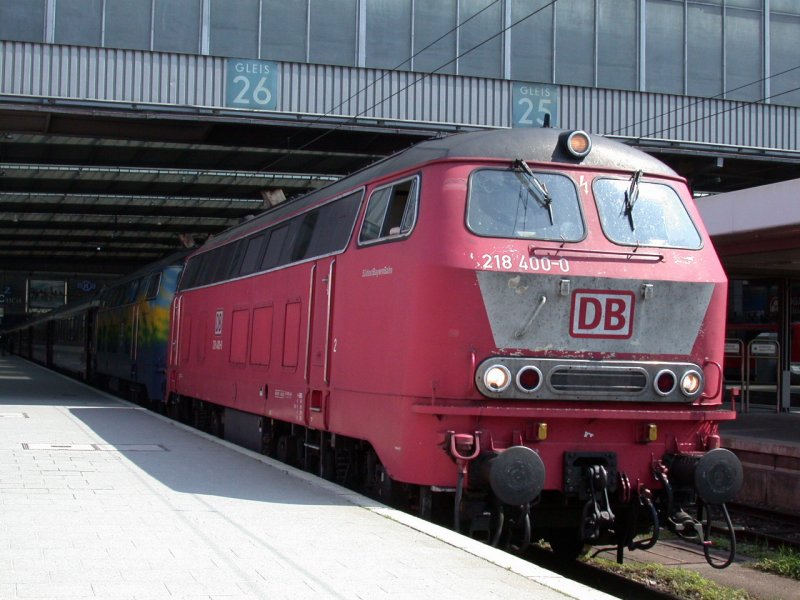 218 400-0 der  SOB =SdostBayernBahn und Tourisikzug 218 418-2 vor einem EC nach Lindau abfahrbereit in Mnchen Hbf (24.04.2003)