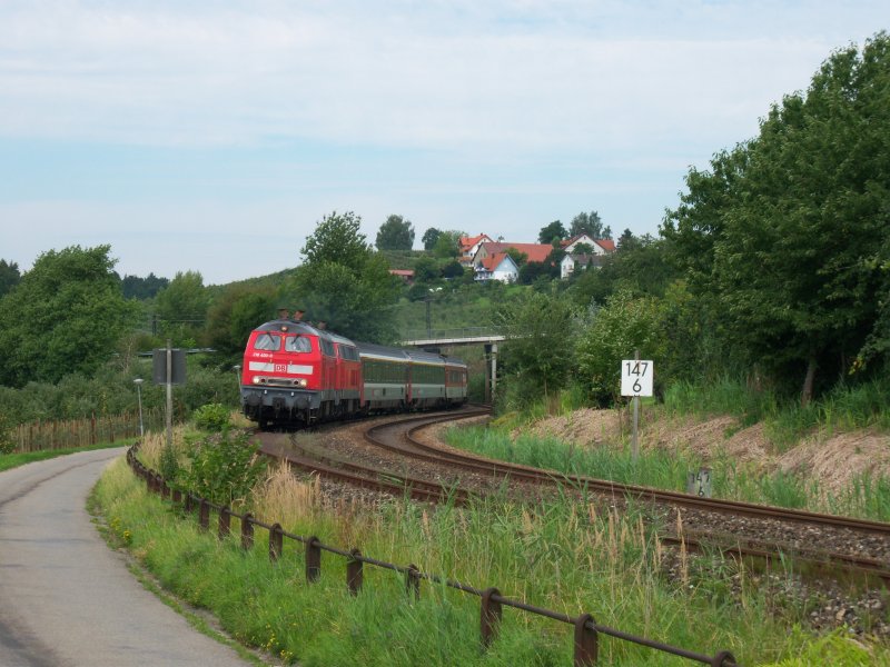 218 400 und 218 445 fahren mit ihrem Euro-City am 20.8.2008 bei Lindau Richtung Hergatz.