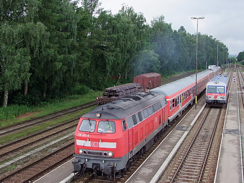 218 402-6 ist mit Sonderzug D16311 Richtung Linz unterwegs; 090627