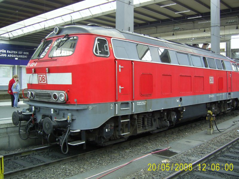 218 402-6 steht am 20.5.2008 gemeinsam mit 218 437-2 in M�nchen Hbf.