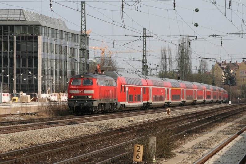 218 402 zieht die aus neun Doppelstockwagen bestehende RB 27058, 218 445 schiebt nach. Mnchen Heimeranplatz, 03.04.2009.