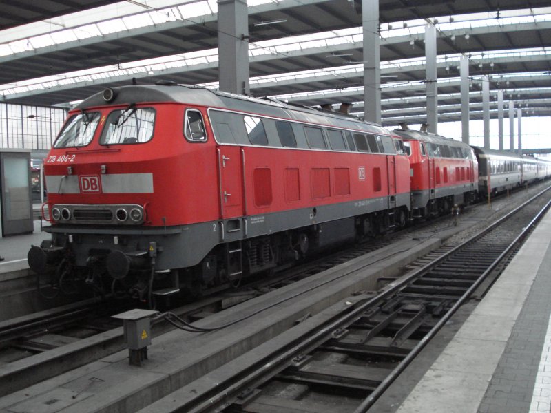 218 404-2 hat soeben mit einer Schwestermaschine den EC 191 aus Zrich nach Mnchen Hbf gebracht.