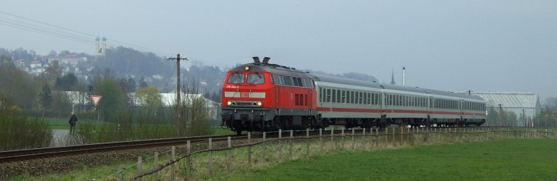 218 404 am 12.04.2008 mit dem IC Rottalerland auf der Fahrt von Passau nach Mhldorf. Hier kurz nach der Bahnhofsausfahrt von Pfarrkirchen, wo im Hintergrund der Gertelkirche zu sehen ist.