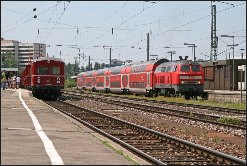 218 405 fhrt mit einem RegionalExpress, von Mnchen Hauptbahnhof nach Mhldorf (Oberbay.), aus dem Bahnhof Mnchen Ost aus. (01.07.07)