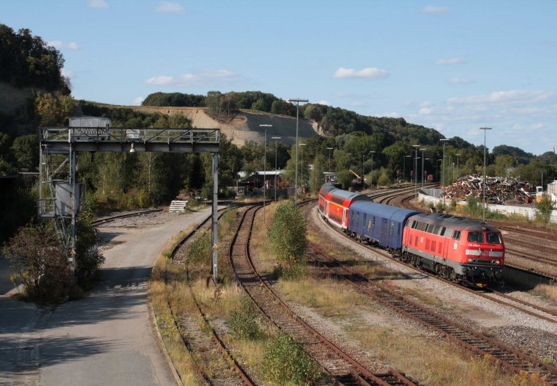 218 406 fhrt am 6.9.2009 mit einer DoStgarnitur in Biberach/Riss ein.

Direkt hinter der Lok luft ein ex-CNL-Packwagen.
