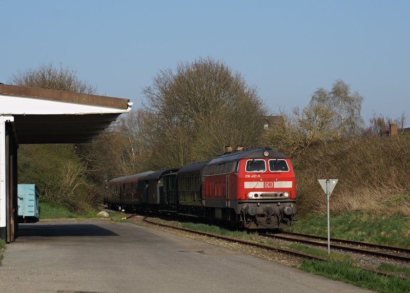 218 407-5 am 12.04.2009 mit einem Ostersonderzug des VVM nach Kiel Hbf in Probsteierhagen.